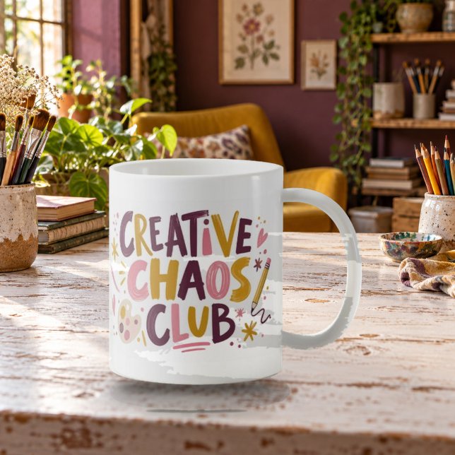 Creative Chaos Club Expressiv Typografi Mugg (Creative Chaos Club Expressive Typography Mug — refined lighting and contact shadows. Digital lifestyle preview.)