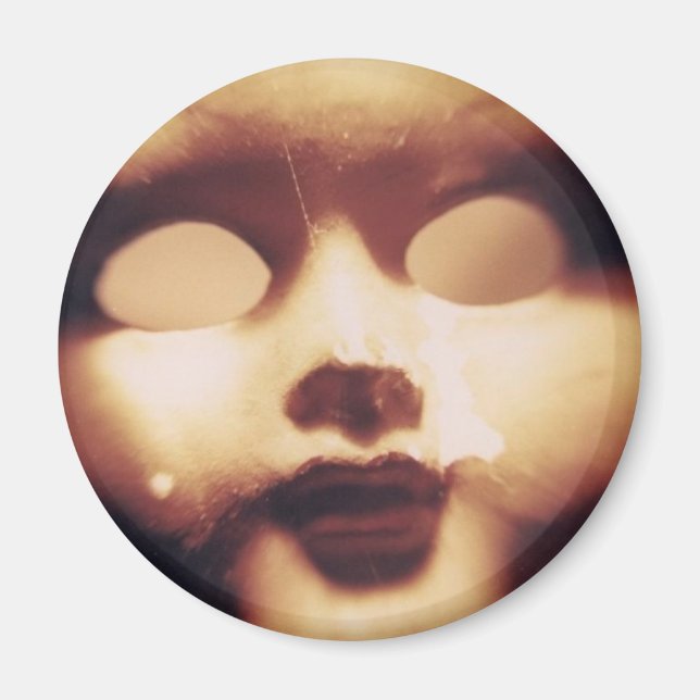 Creepy Doll Magnet (Framsidan)