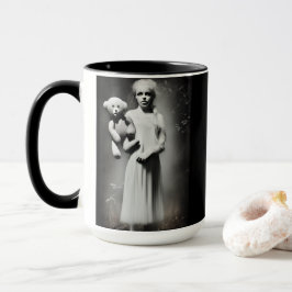 Creepy Etheral Girl Holding Nalle Mugg