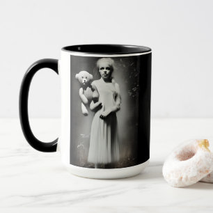 Creepy Etheral Girl Holding Nalle Mugg