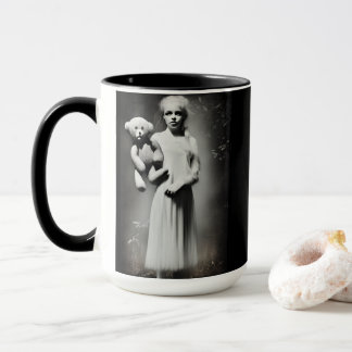 Creepy Etheral Girl Holding Nalle Mugg