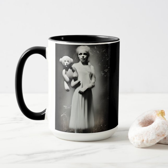 Creepy Etheral Girl Holding Nalle Mugg (Med munk)