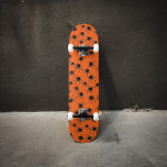 Creepy Halloween Spiders Skateboard<br><div class="desc">Creepy Spiders på orangens bakgrund</div>