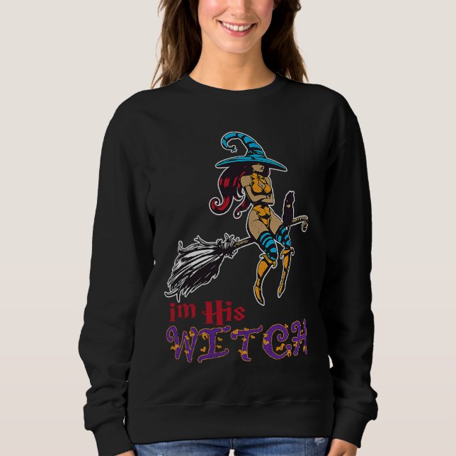 Creepy Halloween Witch Broom Ich bin sein Hexe T Shirt (Framsida)