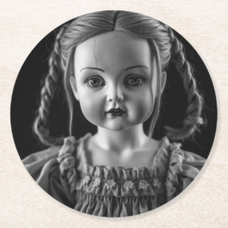 Creepy Haunted Doll in Black and White Underlägg Papper Rund