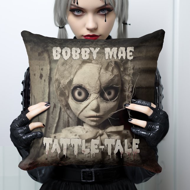 Creepy Haunted Doll - skräckfilm Kudde (Get ready to get creeped-out with this taunting evil doll pillow, ideal for a creepy bedroom corner.)