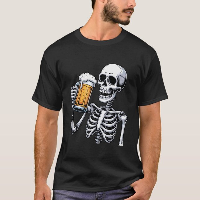 Creepy Skeleton Drinking Beer Halloween Costume Me T Shirt (Framsida)