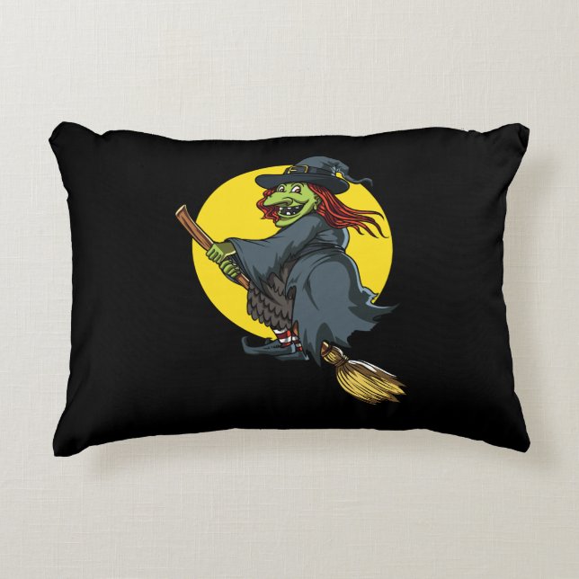 Creepy Witch Riding A Broom Halloween fest Prydnadskudde (Framsidan)