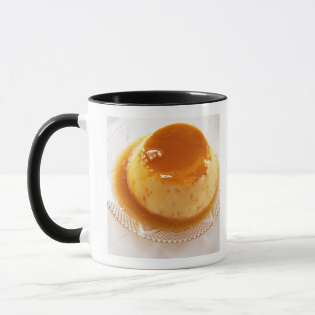 Crème caramel typ av pudding med karamell mugg (Vänster)