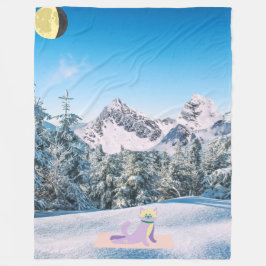Crescent Moon Yoga Cat in the Snowy Mountains Fleecefilt