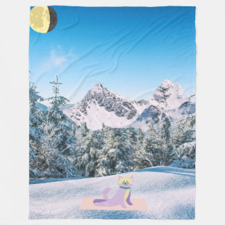 Crescent Moon Yoga Cat in the Snowy Mountains Fleecefilt