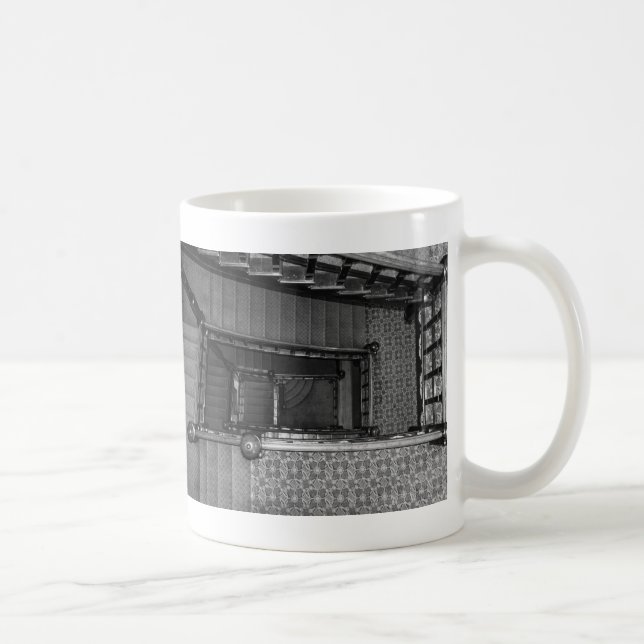 Crescent Stairwell Grayscale Coffee Mugg (Höger)