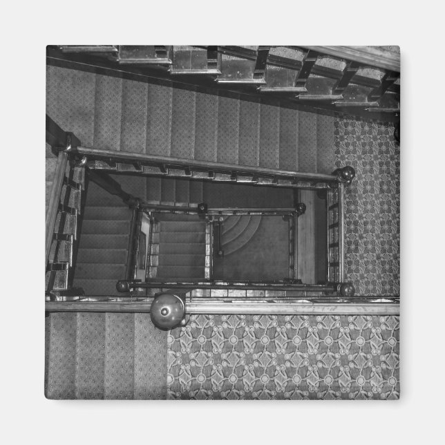 Crescent Stairwell Grayscale Magnet (Framsidan)