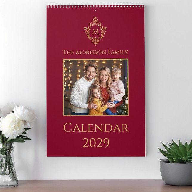 Crest Monogram Burgundy Gold Vintage Family Photo Kalender (Skapare uppladdad)