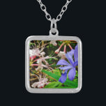 Crested Dwarf Iris Silverpläterat Halsband<br><div class="desc">Fläktade Dwarf Iris vid Sjö Arrowhad-trail Foto av Sandy Closs medan han gick i maj. Vacker,  färglös blå lila Vild Iris växer på skogen nära detta klarblåa norra Georgien sjö. Blommor,  blommigt,  vilda blommor,  bröllop,  sympati,  födelsedag,  mors dag lavender white</div>