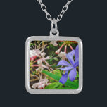 Crested Dwarf Iris Silverpläterat Halsband<br><div class="desc">Fläktade Dwarf Iris vid Sjö Arrowhad-trail Foto av Sandy Closs medan han gick i maj. Vacker,  färglös blå lila Vild Iris växer på skogen nära detta klarblåa norra Georgien sjö. Blommor,  blommigt,  vilda blommor,  bröllop,  sympati,  födelsedag,  mors dag lavender white</div>
