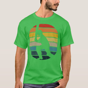 Cricket Player Silhouette på en stressad Retro Su T Shirt