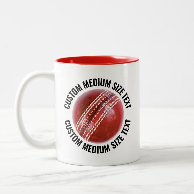 Cricketboll & Medelstort text RÖD 11oz Anpassad Två-Tonad Mugg (Vänster)