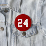 Crimson and White Idrottsman Jersey Number Knapp<br><div class="desc">Skål på ditt favoritlag, fotbollsspelare eller visa upp ditt pride med en anpassningsbar personlig-spritknapp! Anpassa med en spelares jersey-nummer eller annan anpassningsbar. Perfekt för fotboll, basket, baseboll och fotbollsspel! Skapa anpassningsbar stift för hela teamet, cheerleadership, föräldrar och syskon till bära på speldagen. Klicka på Anpassa om du vill ändra typsnitt...</div>