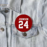 Crimson and White Idrottsman Namn Jersey Number Knapp<br><div class="desc">Skål på ditt favoritlag, fotbollsspelare eller visa upp ditt pride med en anpassningsbar personlig-spritknapp! Lägg till din skola namn eller anpassa dig med spelarens namn och jersey-nummer. Perfekt för fotboll, basket, baseboll och fotbollsspel! Skapa anpassningsbar stift för hela teamet, cheerleadership, föräldrar och syskon till bära på speldagen. Klicka på Anpassa...</div>