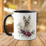 Crimson Blommigt Bouquet Cairn Terrier Hund Mugg<br><div class="desc">En vacker vattenfärg porträtt i en berömvärd Cairn Terrier-hund kommer från en krimson-röd och rosa bouquet i mugg. Bakom bilden av hund ligger en spray av guld konetti. Bilden visas på två sidor av mugg, med ditt namn i svart mellan dem. Om du vill kan du ta bort texten genom...</div>