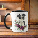 Crimson Blommigt Bouquet Gräns Collie Hund Mugg<br><div class="desc">En vacker vattenfärg porträtt i en svart och vit hund i Gräns-Collie kommer från en krimson röd och rosa buquet i mugg. Bakom bilden av hund ligger en spray av guld konetti. Bilden visas på två sidor av mugg, med ditt namn i svart mellan dem. Om du vill kan du...</div>