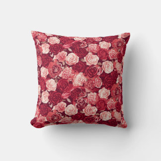 Crimson & Blush Seamless Rose Pattern Kudde
