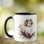 Crimson Bouquet Cavalier Kung Charles Spain Mugg<br><div class="desc">En vattendjup porträtt från en berömvärd Cavalier Kung Charles Spain-hund kommer från en krimson röd och rosa buquet på denna mugg. Bakom bilden av hund ligger en spray av guld konetti. Bilden visas på två sidor av mugg, med ditt namn i svart mellan dem. Om du vill kan du ta...</div>