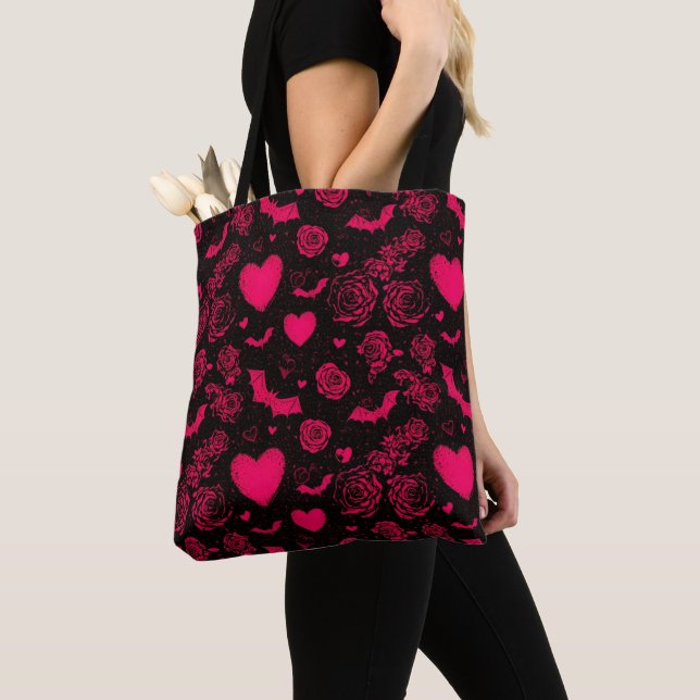 Crimson Hearts & Bats Tote  Tygkasse (Närbild)