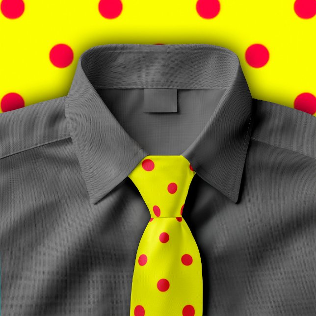 Crimson polka dots för klassiker på gul Tie Slips (Yellow tie with crimson polka dots on gray button down shirt.
)