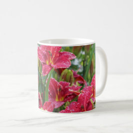 Crimson skuggar röda Daylilies 2 Kaffemugg