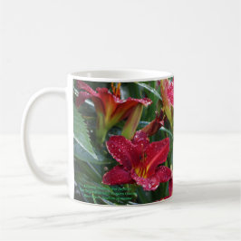 Crimson skuggar röda Daylilies 2 Kaffemugg