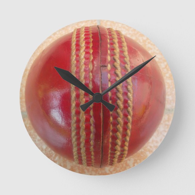 Crimson Stitch Focus: Close of Cricket's Heart Rund Klocka (Framsida)