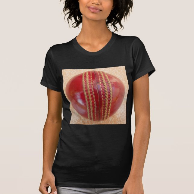 Crimson Stitch Focus: Close of Cricket's Heart Tee (Framsida)