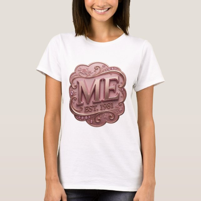 Crisp Gold ME EST 1981 Statement Design T Shirt (Framsida)