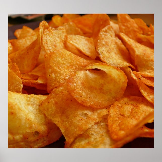 Crispy Chip Close-Up: Juicy Snack Photography Poster (Framsidan)