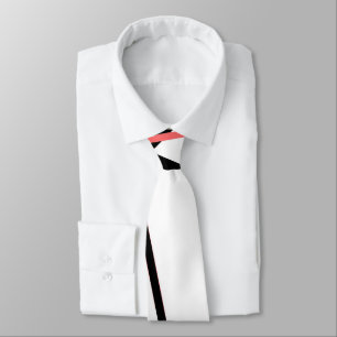 Criss korsade korall- och svartrandar på vit slips