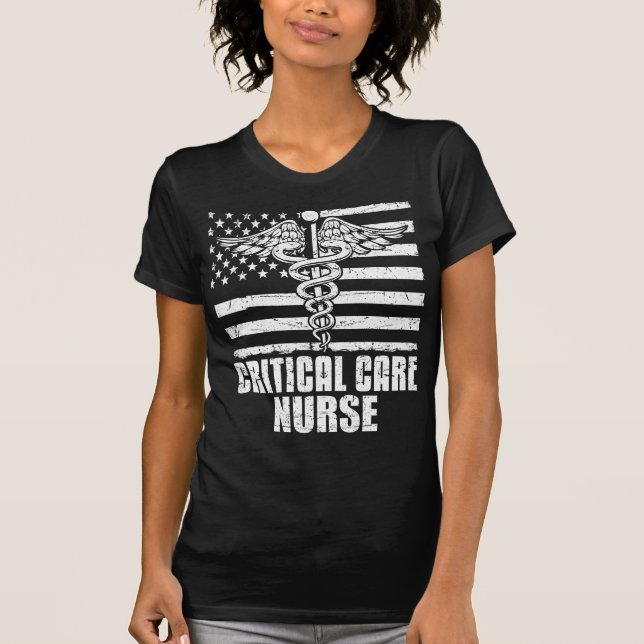 Critical Care Nurse American Flagga T Shirt (Framsida)