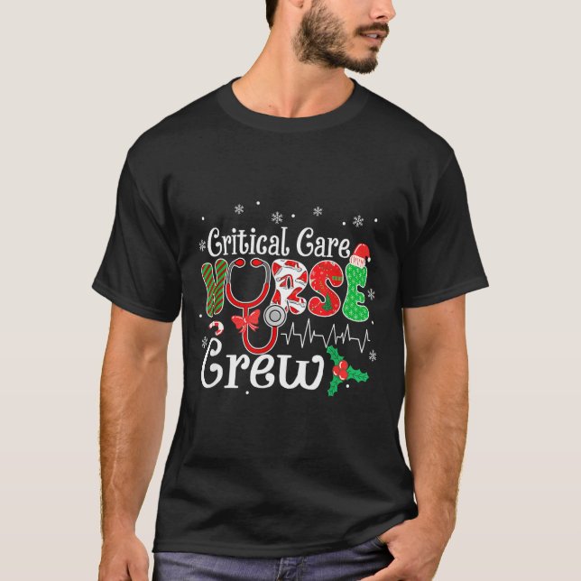 Critical Care Nurse Crew Stethoscope Santa Hat Chr T Shirt (Framsida)