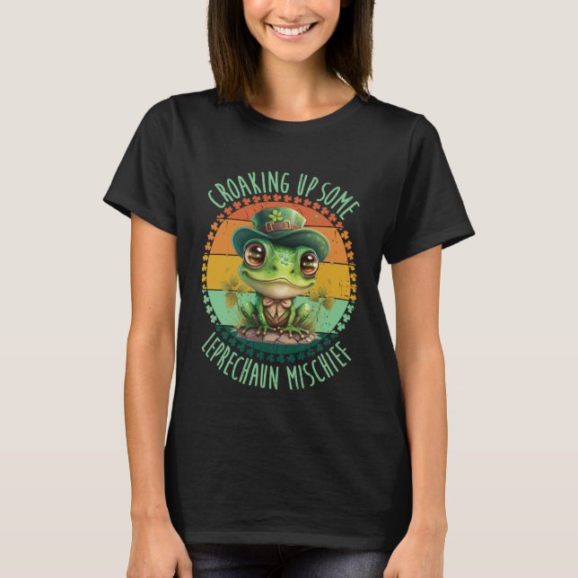 Croaking Up Some Leprechaun Mischief  St Patrick s T Shirt (Framsida)