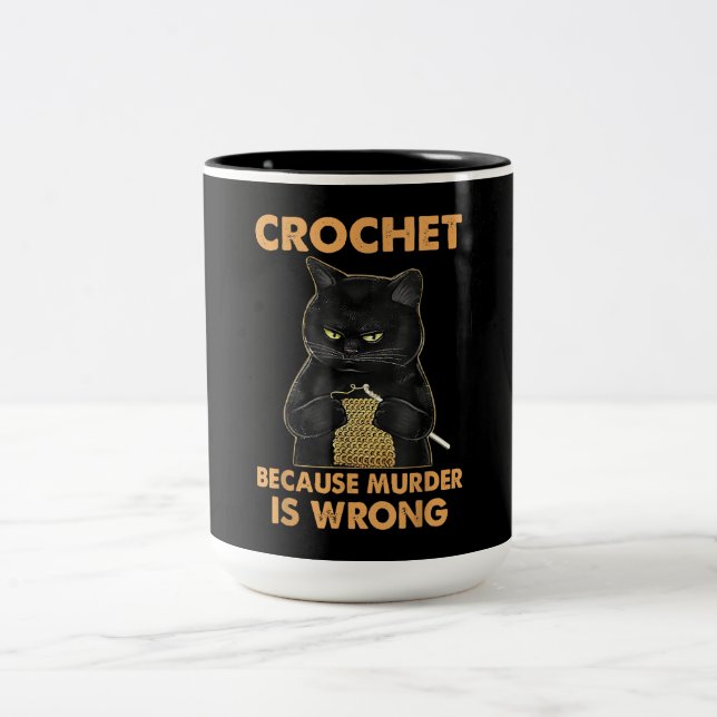 Crochet för att mord är fel svart katt Två-Tonad mugg (Center)
