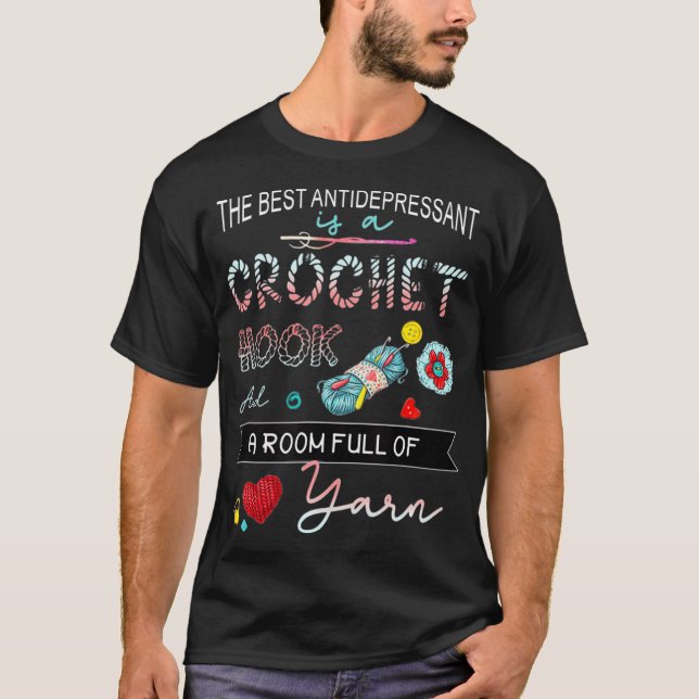 Crochet Krok och ett rum Fullt of Yarn Crocheting T Shirt (Framsida)