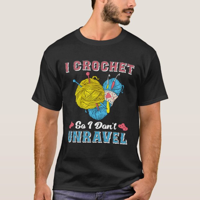 Crochet Shirt Funny I Crochet So I Don't Unravel T Shirt (Framsida)