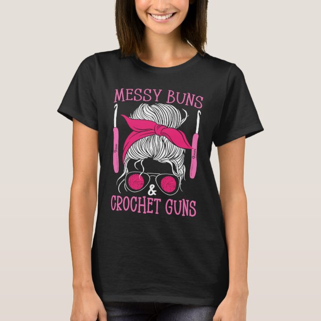 Crocheting  Crochet mom Messy buns & crochet guns T Shirt (Framsida)