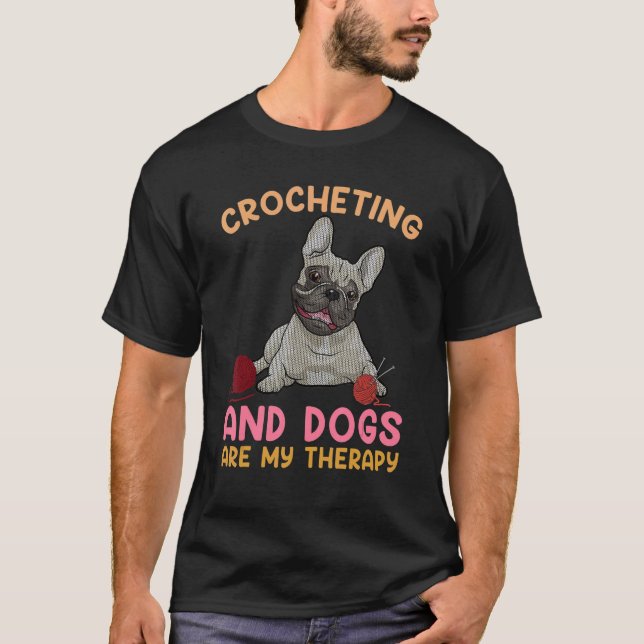 Crocheting och hundar är min Lycklig garndag. T Shirt (Framsida)