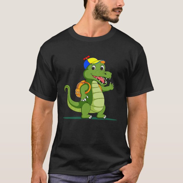 Crocodile Goes Hiking Nature Outdoor Sports Campin T Shirt (Framsida)