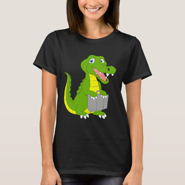 Crocodile goes on holiday mode holiday summer fami t shirt (Framsida)
