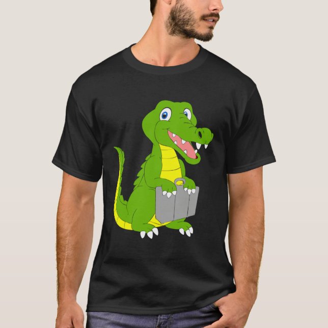 Crocodile goes on holiday mode holiday summer fami t shirt (Framsida)