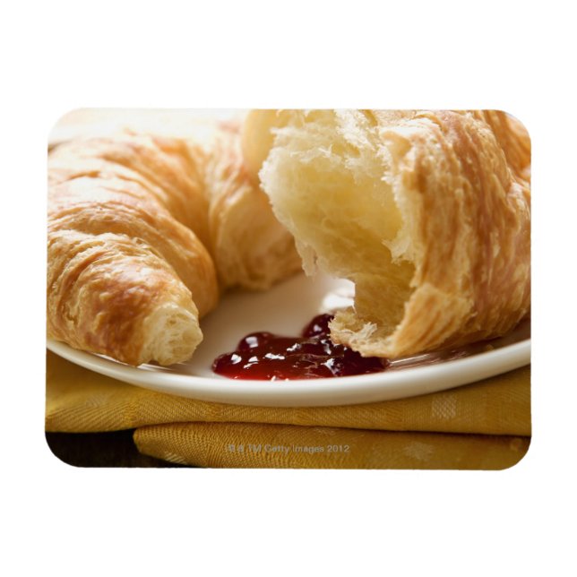 Croissant med sylt på en platta magnet (Horisontell)
