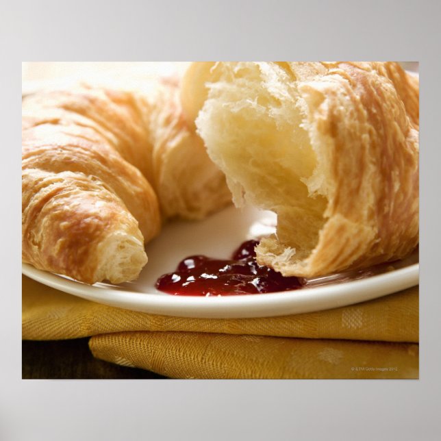 Croissant med sylt på en platta poster (Framsidan)